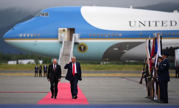 Президент Дональд Трамп приветствует президента России Владимира Путина на Аляске. - Sololaki Грузия