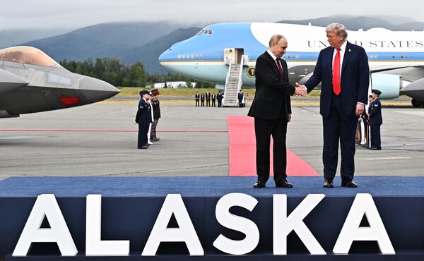 Президент РФ Владимир Путин и президент США Дональд Трамп во время встречи на военной базе Эльмендорф-Ричардсон. - Sololaki Грузия