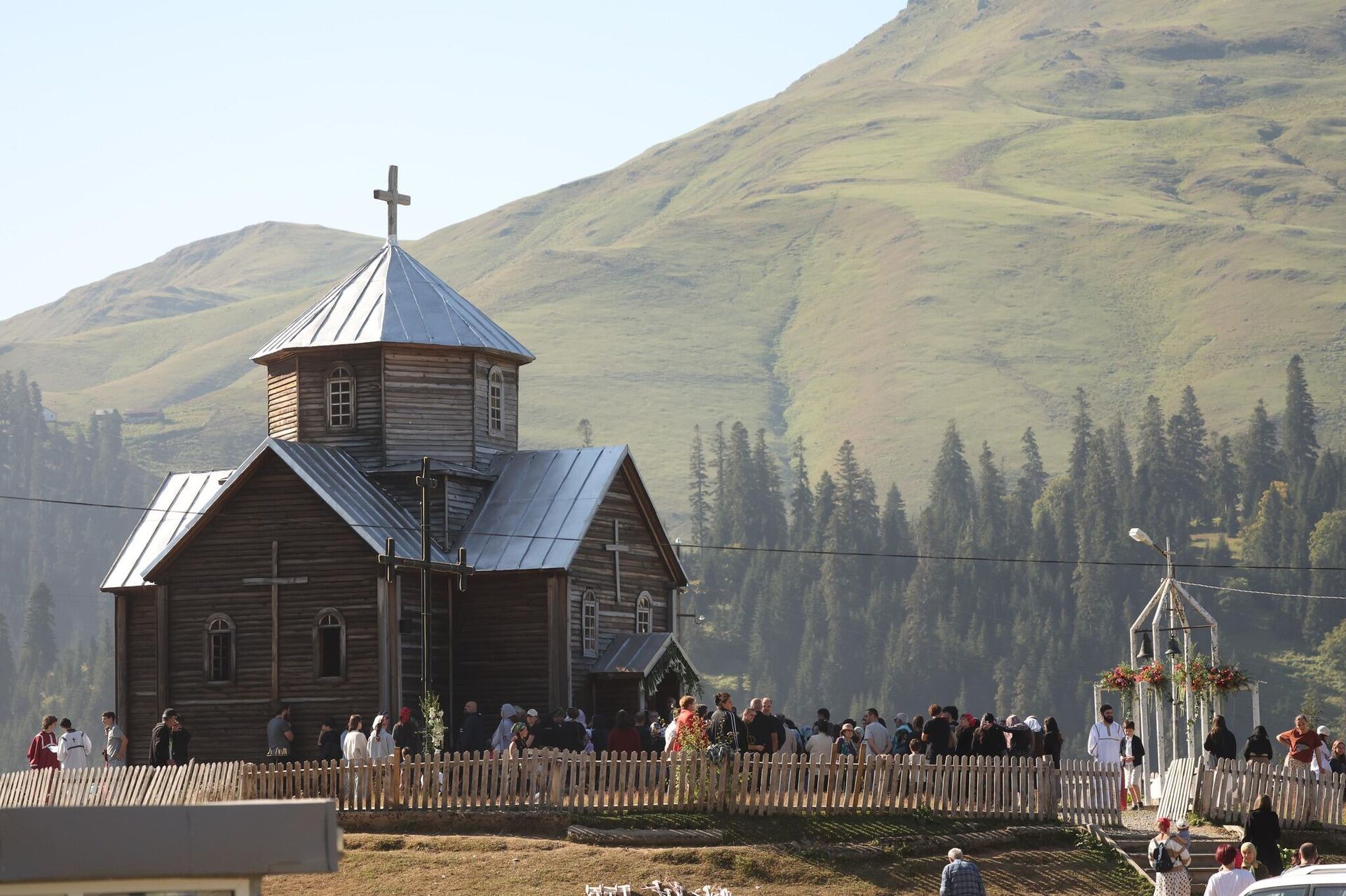 Президент Грузии Михаил Кавелашвили на празднике Преображения Господня в Гурии - Sputnik Грузия, 1920, 19.08.2025