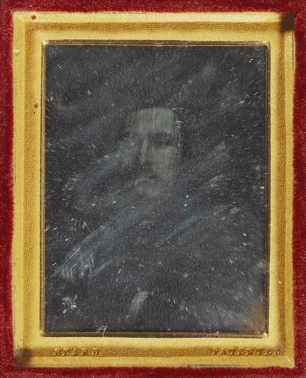 Первая фотография царской особы – 1842 год. Первым запечатленным на фото членом королевской семьи стал муж королевы Виктории – принц Альберт. До этого монарших особ увековечивали только на дорогих живописных портретах. - Sputnik Грузия