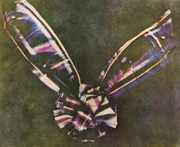 Первая цветная фотография – 1861 год. Автор этой работы – шотландский физик Джеймс Клерк Максвелл. На снимке, который называется &quot;Тартановая лента&quot; (The Tartan Ribbon) запечатлен бант из клетчатой шотландки на фоне черного бархата. - Sputnik Грузия