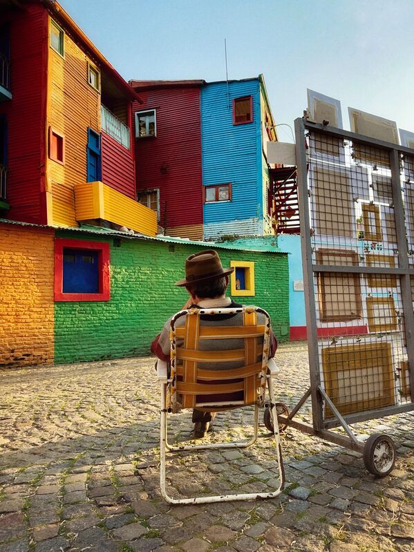 Победителем конкурса в категории &quot;Люди&quot; стала фотограф из Великобритании Каролина Зелены (Karolina Zielony) со своим снимком &quot;Яркие цвета района&quot; - Sputnik Грузия