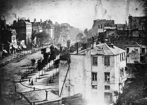 ადამიანის პირველი ფოტო 1838 წელს ლუი დაგერმა გადაიღო, რომელმაც ნიეპსის შემოქმედება გააგრძელა. სურათს ჰქვია „ტემპლის ბულვარი პარიზში“. - Sputnik საქართველო