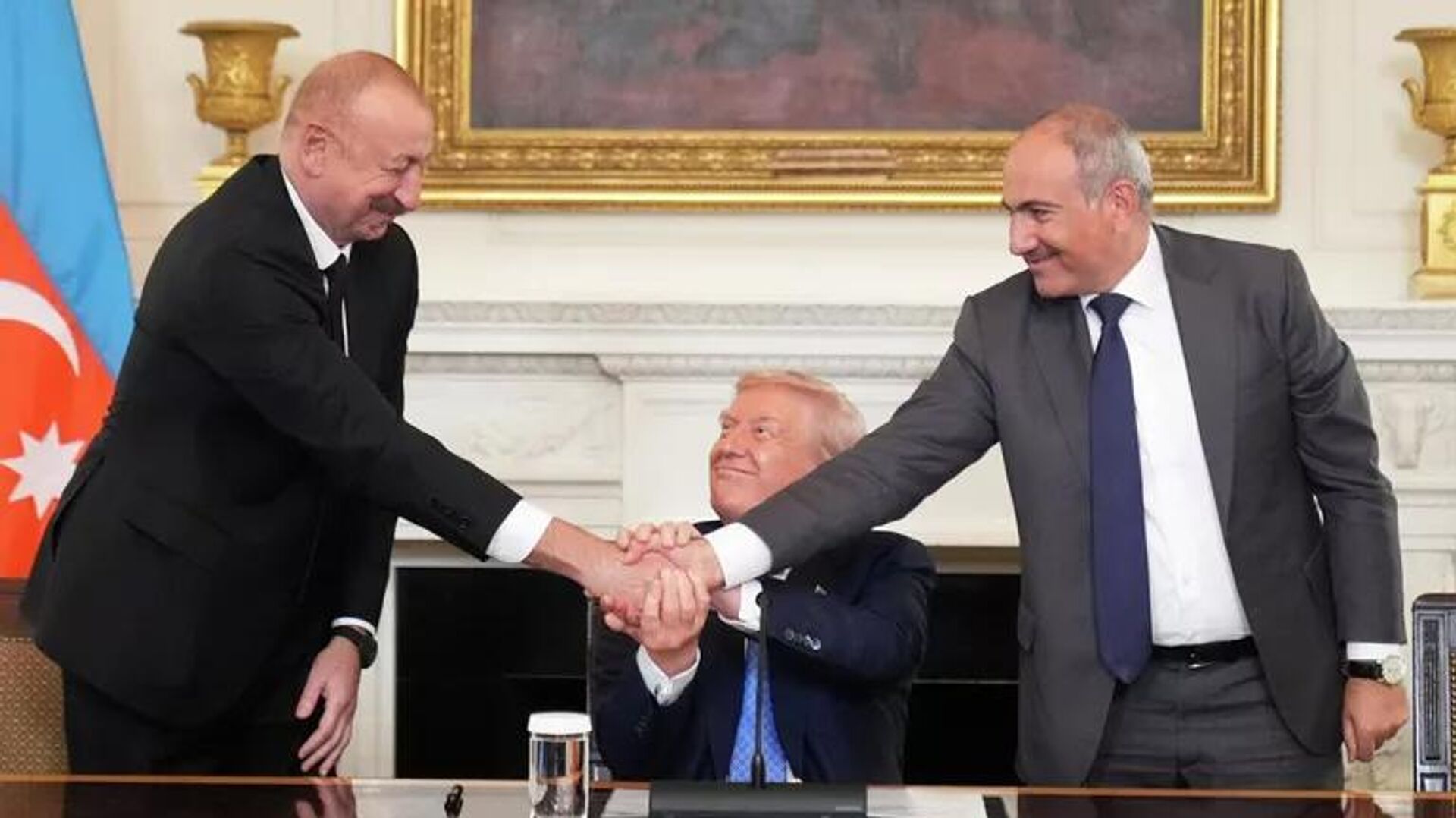 Трамп, Алиев и Пашинян в Белом доме - Sputnik Грузия, 1920, 22.08.2025