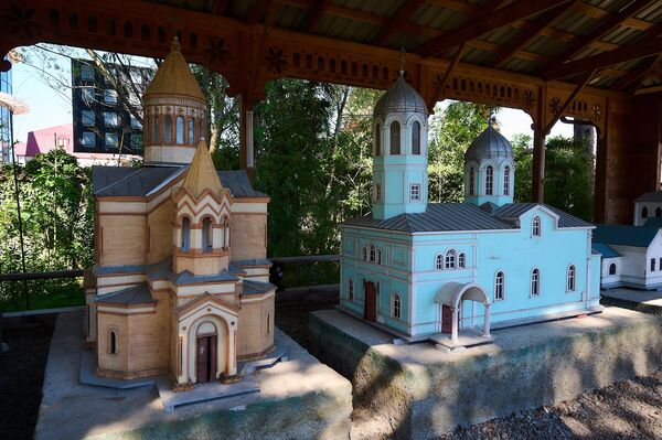 Можно только поражаться разнообразию творческих талантов мастера, который точно воссоздавал не только фигуры людей, но и здания. - Sputnik Грузия