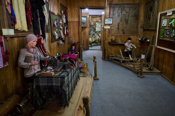 На территории музея много разных зданий, в которых в многочисленных залах расположены экспозиции, демонстрирующие жизнь прежних времен. - Sputnik Грузия