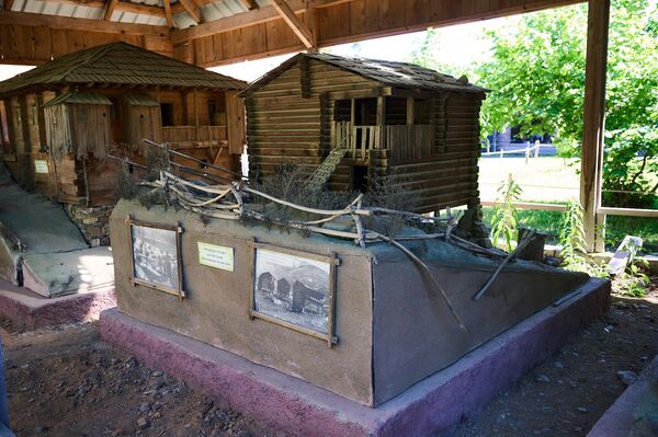 В музее не только фигуры людей, модели их одежды, домашней утвари, но и копии различных строений, домов, построек, имеющих историческую ценность. - Sputnik Грузия