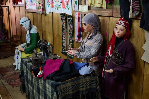 Каждая из фигур облачена в уникальную одежду, точную копию настоящей, согласно историческим источникам. - Sputnik Грузия