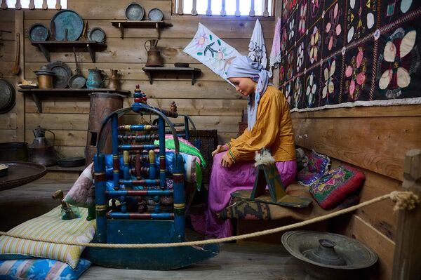 Издалека можно подумать, что в углу сидит живой человек, настолько естественно выглядят фигуры. - Sputnik Грузия