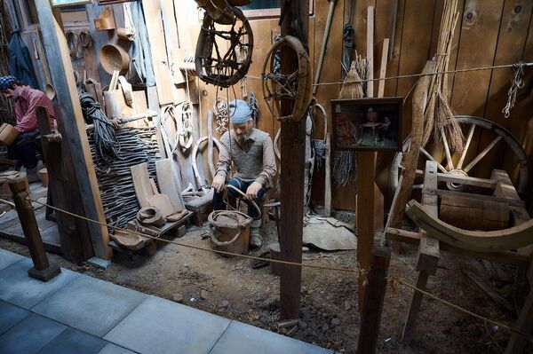 В музее много разных уголков с многочисленными залами в разных зданиях, и чтобы все обойти и осмотреть, нужно не меньше часа, а то и больше. - Sputnik Грузия