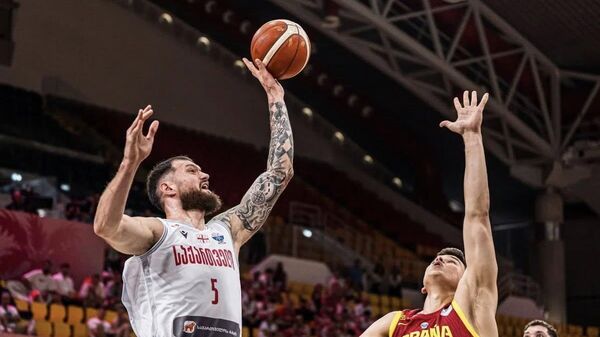 Сборная Грузии по баскетболу победила действующего чемпиона Европы Испанию в стартовом матче группового этапа чемпионата Европы со счетом 83:69 - Sputnik Грузия