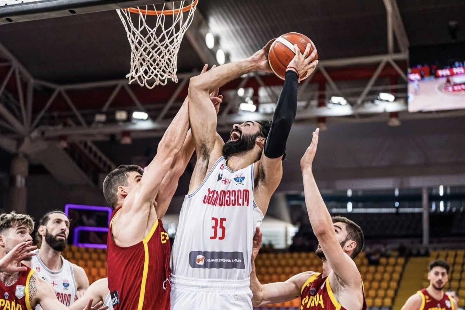 Сборная Грузии по баскетболу победила действующего чемпиона Европы Испанию в стартовом матче группового этапа чемпионата Европы – со счетом 83:69 - Sputnik Грузия, 1920, 07.09.2025