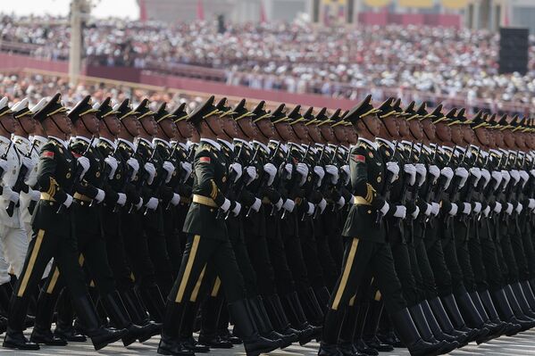 В параде приняли участие около 40 тыс. военнослужащих и почти 500 образцов боевой техники - Sputnik Грузия