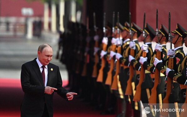 Президент РФ Владимир Путин проходит мимо почетного караула на военном параде - Sputnik Грузия