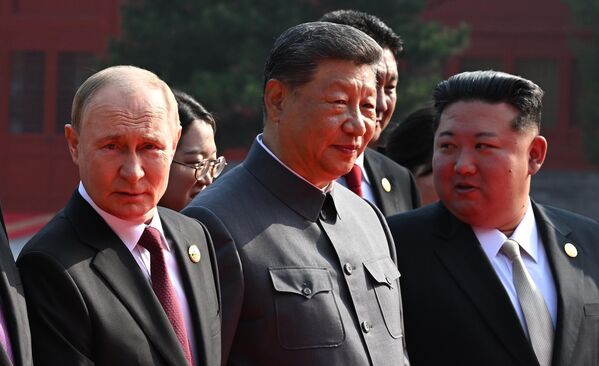 Президент РФ Владимир Путин, председатель КНР Си Цзиньпин и председатель государственных дел КНДР Ким Чен Ын  - Sputnik Грузия