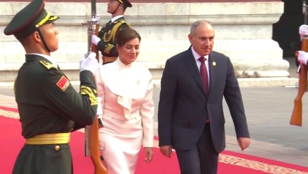 Премьер-министр Никол Пашинян с женой Анной Акопян  - Sputnik Грузия