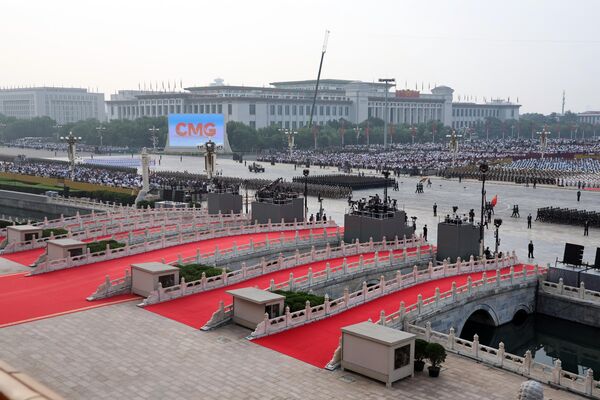 Военнослужащие народно-освободительной армии Китая во время военного парада на площади Тяньаньмэнь в Пекине - Sputnik Грузия