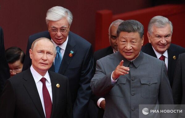 Президент РФ Владимир Путин и председатель Китайской Народной Республики (КНР) Си Цзиньпин на военном параде - Sputnik Грузия