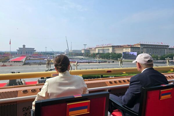 Премьер-министр Никол Пашинян с женой Анной Акопян на военном параде  - Sputnik Грузия