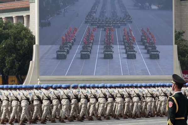 Но главный акцент на параде был сделан на новейших системах вооружений. - Sputnik Грузия