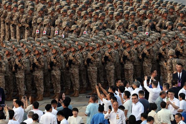 Военнослужащие народно-освободительной армии Китая во время военного парада на площади Тяньаньмэнь в Пекин - Sputnik Грузия