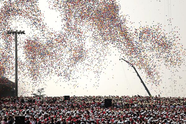 Воздушные шары в небе Пекина завершили военный парад  - Sputnik Грузия