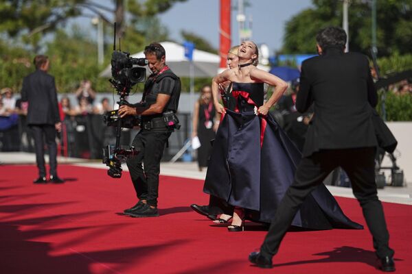 Аманда Сейфрид позирует фотографам на красной дорожке 82-го Венецианского кинофестиваля. - Sputnik Грузия