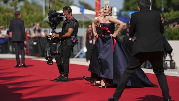 Аманда Сейфрид позирует фотографам на красной дорожке  82-го Венецианского кинофестиваля   - Sputnik Грузия