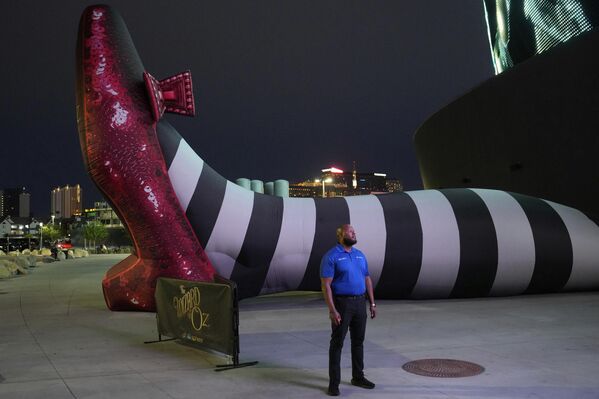 Рабочий возле экспозиции &quot;Злая Ведьма Востока&quot; на премьере &quot;Волшебника страны Оз&quot; в Лас-Вегасе. - Sputnik Грузия