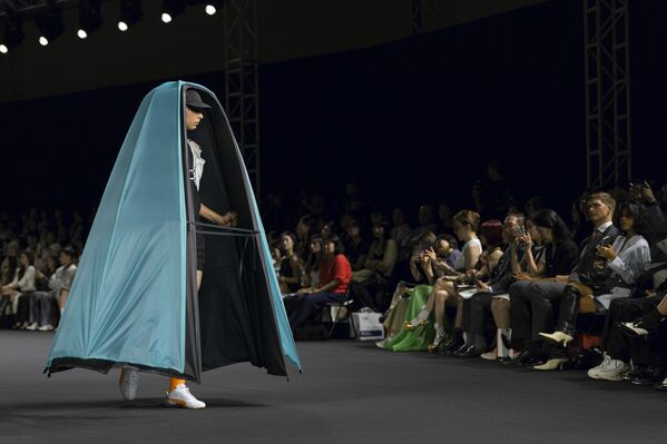 Модель во время показа Lie на Неделе моды в Сеуле. - Sputnik Грузия
