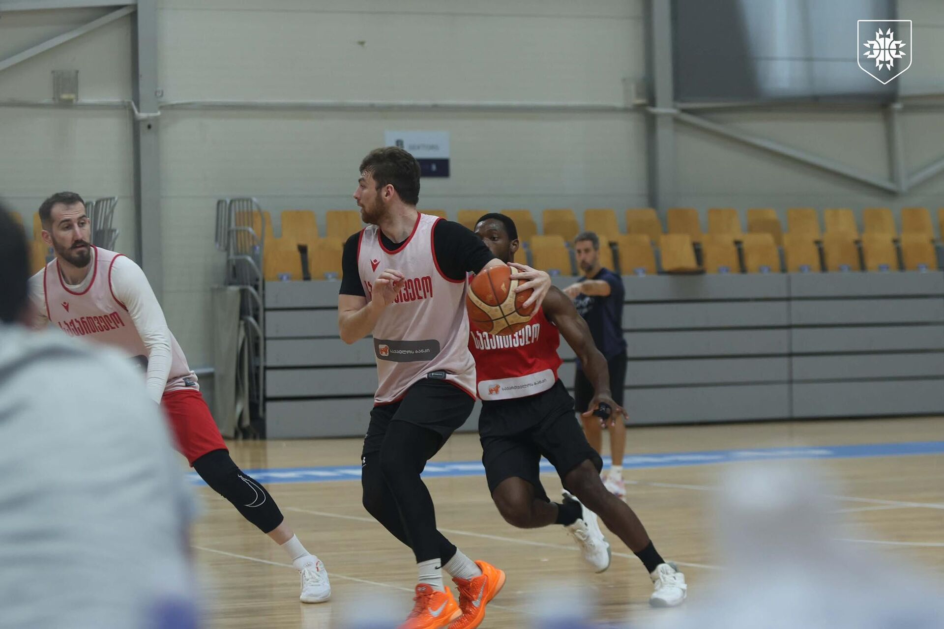 Сборная Грузии по баскетболу тренируется перед матчем в 1/8 финала Евробаскета-2025 - Sputnik Грузия, 1920, 07.09.2025