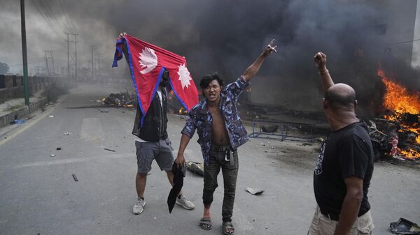 Протестующие разгромили центральный офис правящей партии Непальский конгресс во время протестов против запрета социальных сетей в Катманду, Непал - Sputnik Грузия