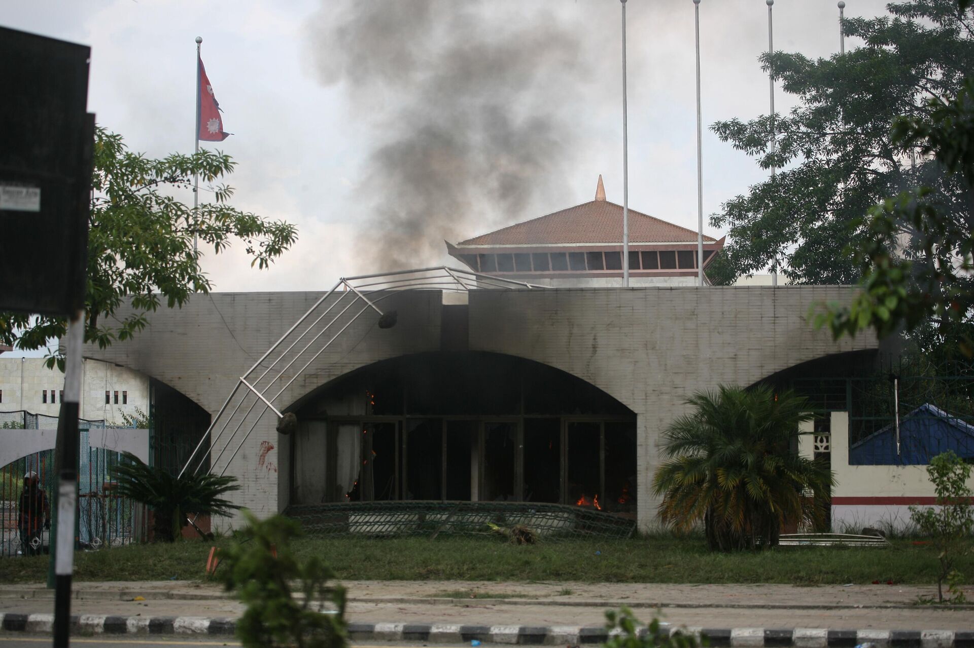 Беспорядки возле здания федерального парламента в Катманду, Непал - Sputnik Грузия, 1920, 09.09.2025