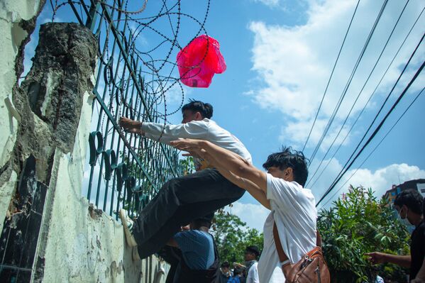 Хотя власти Непала в результате протестов сняли запрет на работу соцсетей, во вторник, 9 сентября, демонстранты вновь собрались у здания парламента Непала. - Sputnik Грузия