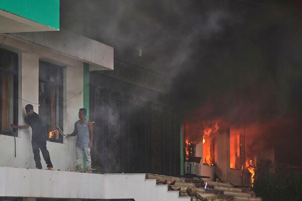 Протестующие разгромили и подожгли центральный офис партии &quot;Непальский конгресс&quot; в Катманду. - Sputnik Грузия
