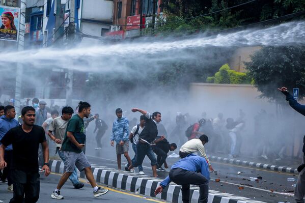 Против митингующих полиция применяет слезоточивый газ, водометы и дубинки. - Sputnik Грузия