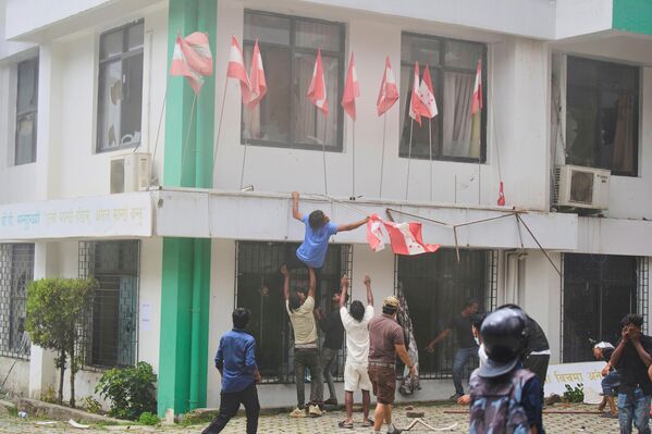 Как сообщает телеканал India Today, протестующие напали на бывшего премьер-министра Непала Шера Бахадура Деуба и его супругу, а также на действующего министра иностранных дел Арзу Рана Деуба. - Sputnik Грузия