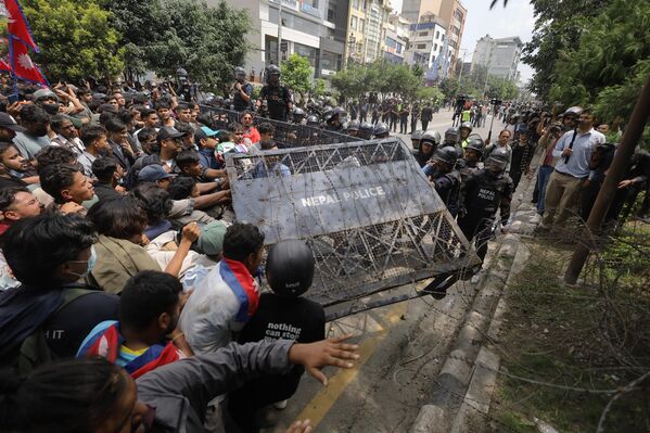 Хотя власти Непала в результате протестов сняли запрет на работу соцсетей, во вторник, 9 сентября, демонстранты вновь собрались у здания парламента Непала. - Sputnik Грузия