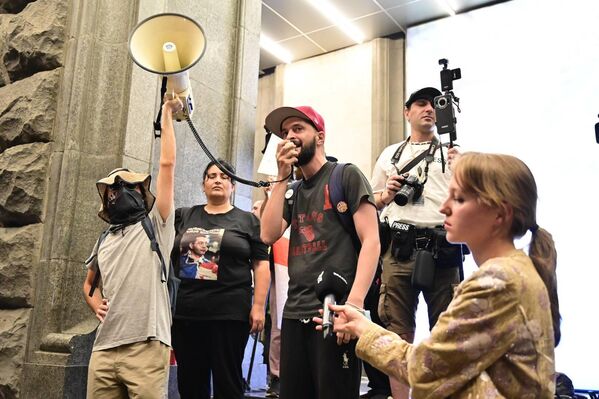 Очевидно, они ждали, что кто-то из сторонников &quot;Грузинской мечты&quot; все же придет. - Sputnik Грузия