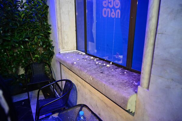 Территорию у здания утром будут убирать, как и много дней подряд на Руставели, сотрудники городских служб. - Sputnik Грузия