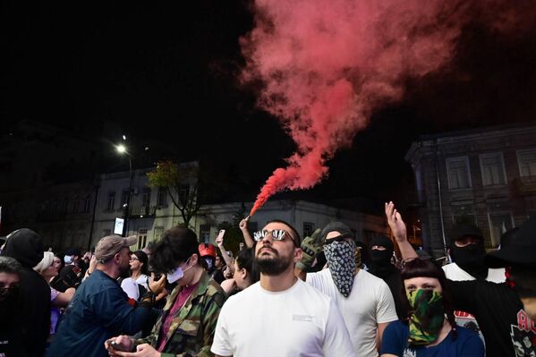 Участники акции жгли файеры.  - Sputnik Грузия