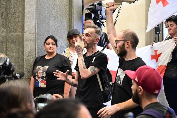 Участники акции обещают продолжить их проведение, пока не добьются своего. В этот вечер обошлось без серьезных инцидентов, арестов и задержаний. - Sputnik Грузия