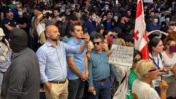 Одним из важных элементов противостояния стало оперативное размещение активистами в соцсетях видео и фото с акции.  - Sputnik Грузия