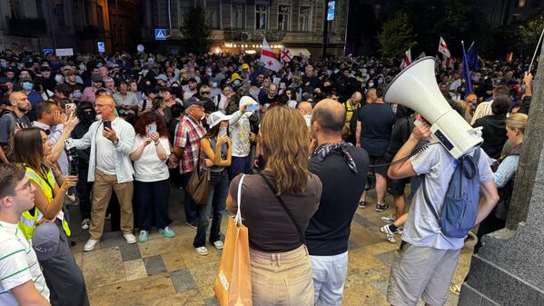 Люди не расходились до позднего вечера. - Sputnik Грузия