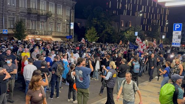 Однако туда снова пришли представители оппозиции. - Sputnik Грузия