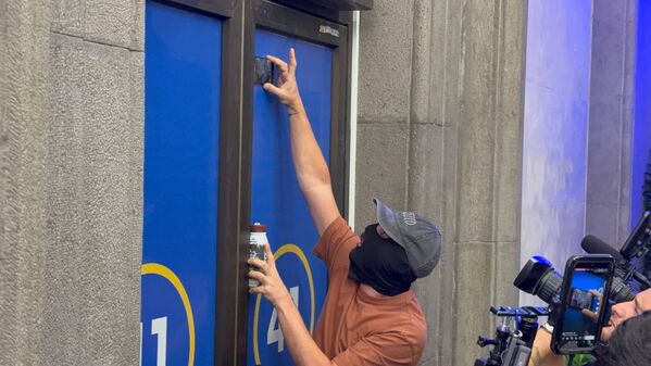 Протестующие раскрашивали двери, ведущие в штаб.  - Sputnik Грузия