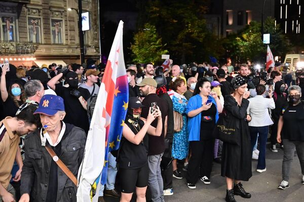 საერთო ჯამში, შენობასთან ასობით ადამიანი შეიკრიბა. გვიან ღამით, მათ პარლამენტის შენობასთან გადაინაცვლეს. საერთო ჯამში, შენობასთან ასობით ადამიანი შეიკრიბა. გვიან ღამით, მათ პარლამენტის შენობასთან გადაინაცვლეს. - Sputnik საქართველო