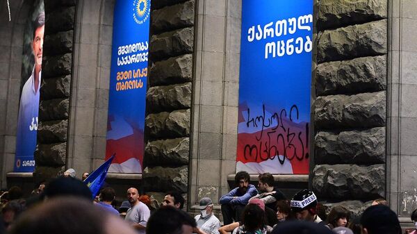За испорченный баннер Кахи Каладзе протестующим грозит срок - Sputnik Грузия