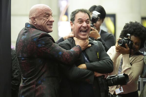 Марк Коулман делает вид, что душит фотографа Джорджа Пиментела на премьере фильма &quot;Крушащая машина&quot; в Торонто. - Sputnik Грузия