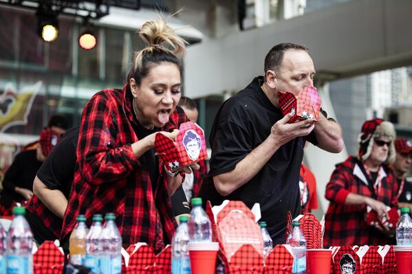Мики Судо и Джоуи Чеснатт сражаются лицом к лицу во время конкурса Smoke&#x27;s Poutine 2025, Канада. - Sputnik Грузия